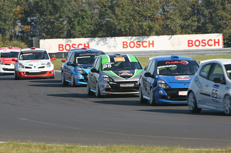 I 2011 stiller Kim Lund op i Tegee-Dan Clio Cup med en fabriksny Renault Clio.